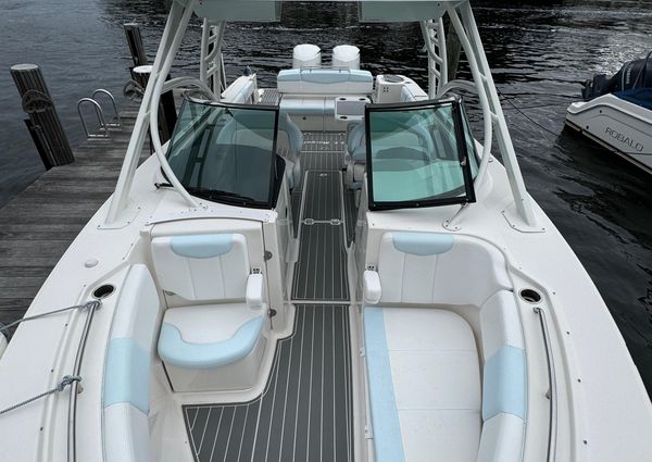 Robalo R317 Dual Console image