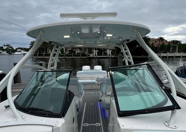 Robalo R317 Dual Console image