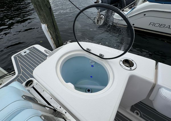 Robalo R317 Dual Console image