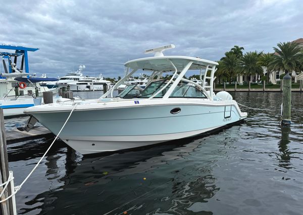 Robalo R317 Dual Console image