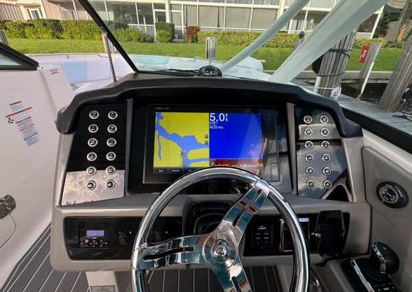 Robalo R317 Dual Console image