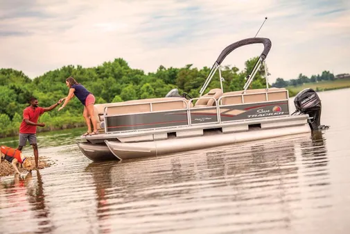 Sun Tracker Party Barge 18 DLX image