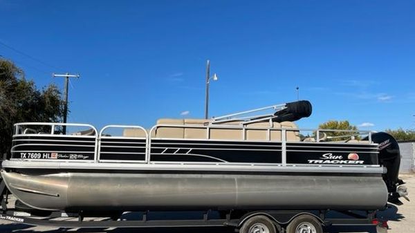 Sun Tracker Fishin' Barge 22 DLX