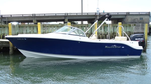 NauticStar 2000XSDC Offshore 