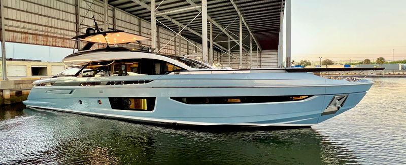 Azimut S10 - main image