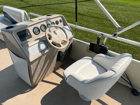 Lowe 20-PONTOON image