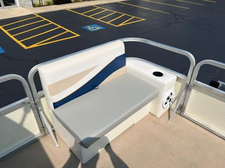 Lowe 20-PONTOON image