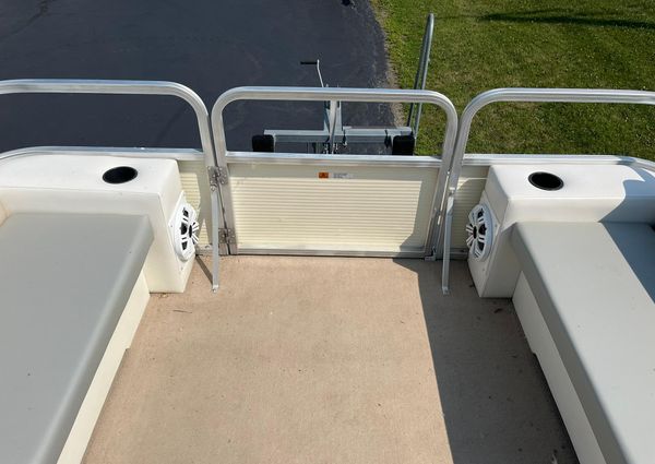 Lowe 20-PONTOON image