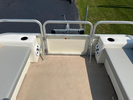 Lowe 20-PONTOON image