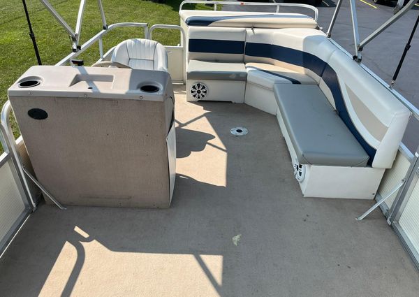 Lowe 20-PONTOON image