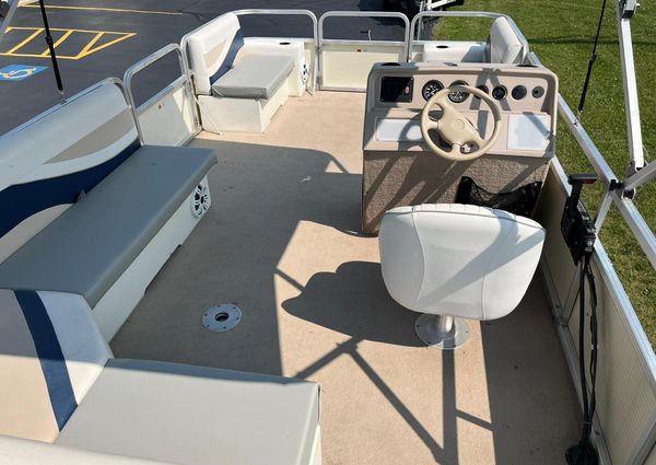 Lowe 20-PONTOON image