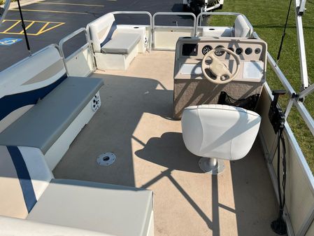 Lowe 20-PONTOON image