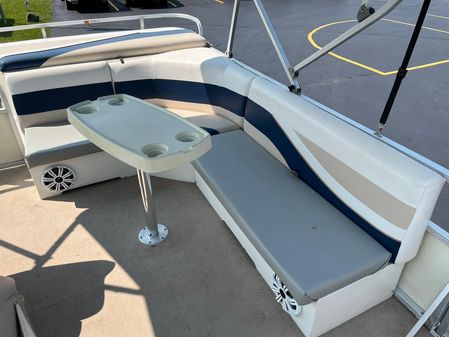 Lowe 20-PONTOON image