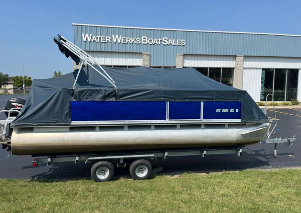 Lowe 20-PONTOON image