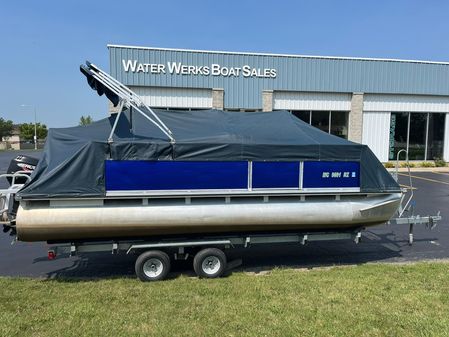 Lowe 20-PONTOON image