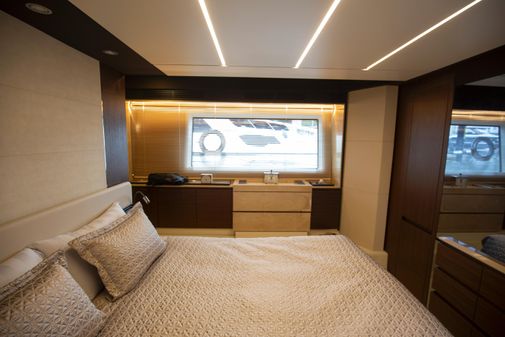Azimut 72 image