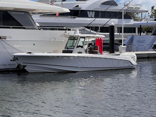 Boston Whaler 330 Outrage - main image