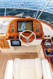 Hinckley Talaria 43 Flybridge image