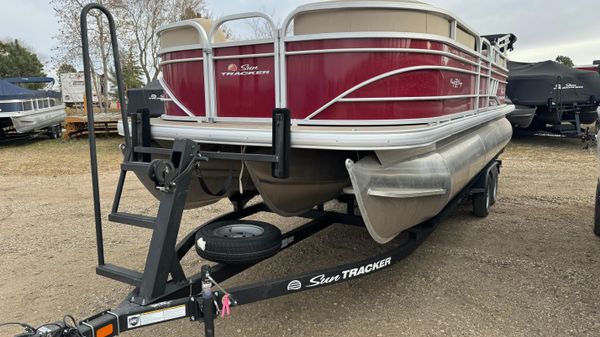 Sun Tracker Party Barge 22 XP3