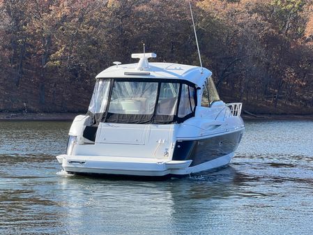Cruisers Yachts 420 Coupe image
