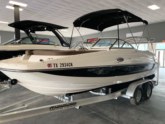 Bayliner 215 Deck Boat - main image