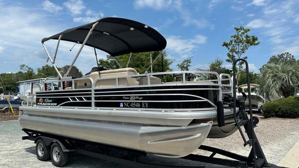 Sun Tracker Fishin' Barge 20 DLX 