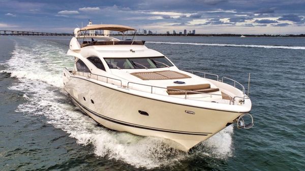 Sunseeker 82 Yacht 