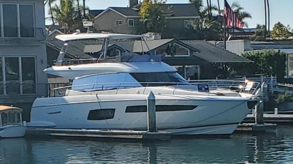 Prestige 560 Flybridge 