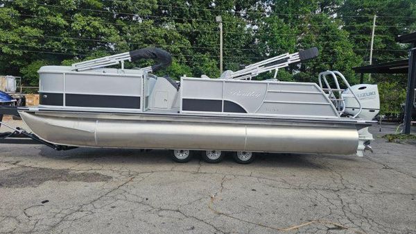 Bentley Pontoons Legacy 223 Swingback 