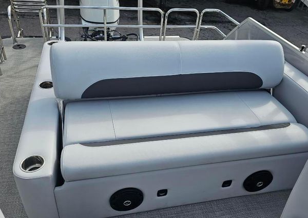 Bentley-pontoons LEGACY-223-SWINGBACK image