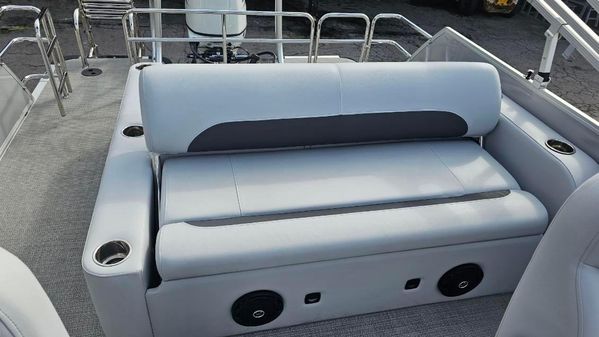 Bentley-pontoons LEGACY-223-SWINGBACK image