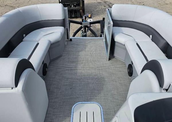 Bentley-pontoons LEGACY-223-SWINGBACK image