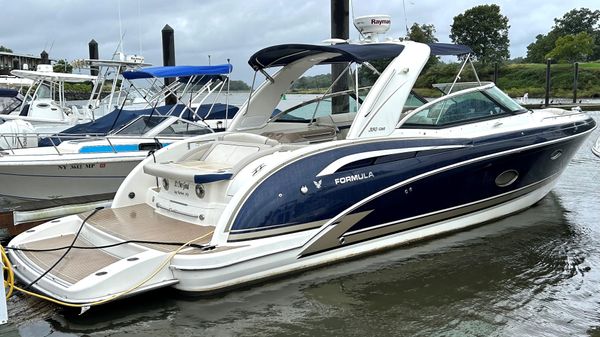Formula 350 Crossover Bowrider
