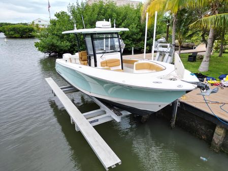 Robalo R302 Center Console image