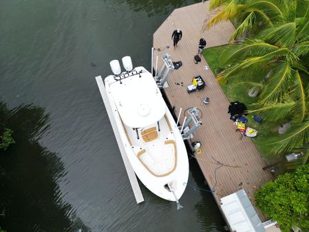 Robalo R302 Center Console image