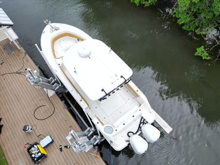 Robalo R302 Center Console image