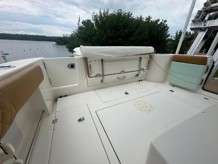 Robalo R302 Center Console image