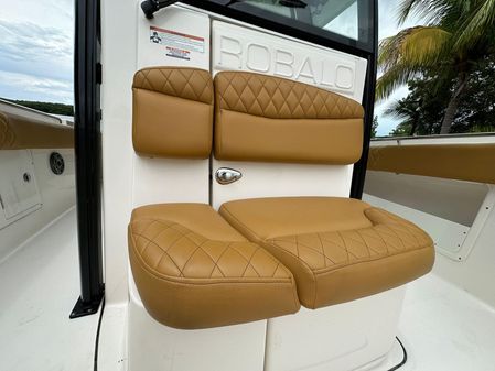 Robalo R302 Center Console image