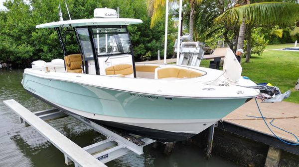 Robalo R302 Center Console 