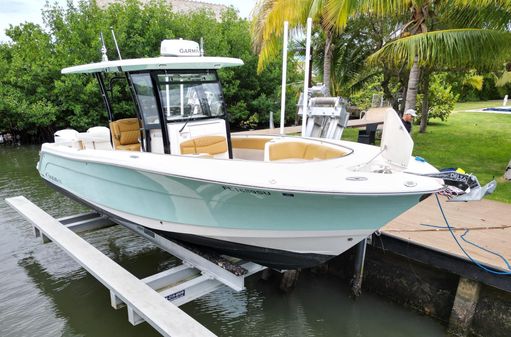 Robalo R302 Center Console image