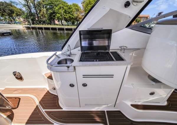 Sea Ray 330 Sundancer image