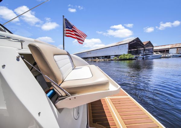 Sea Ray 330 Sundancer image