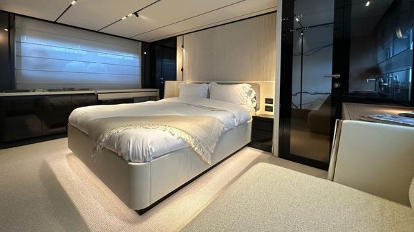 Ferretti Yachts 720 image