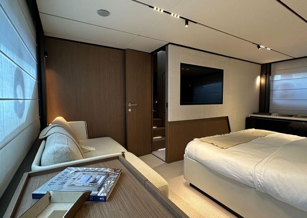 Ferretti Yachts 720 image