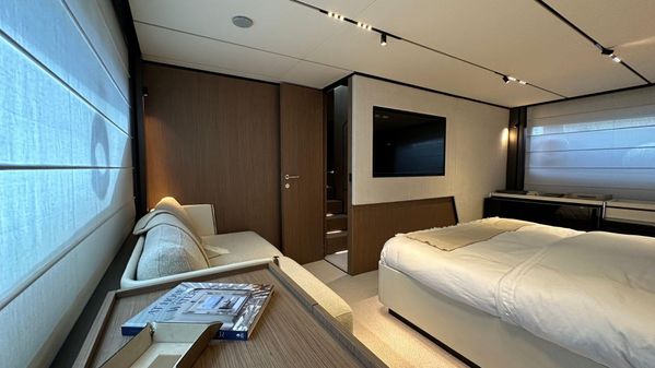 Ferretti Yachts 720 image