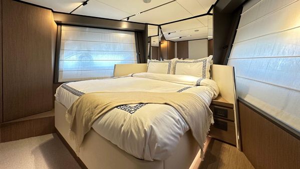 Ferretti Yachts 720 image