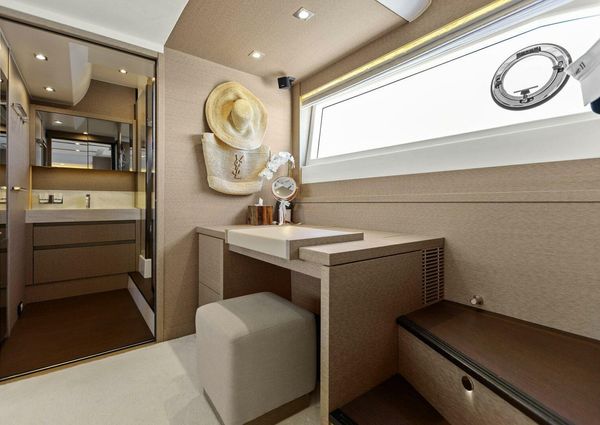 Prestige 630 Flybridge image