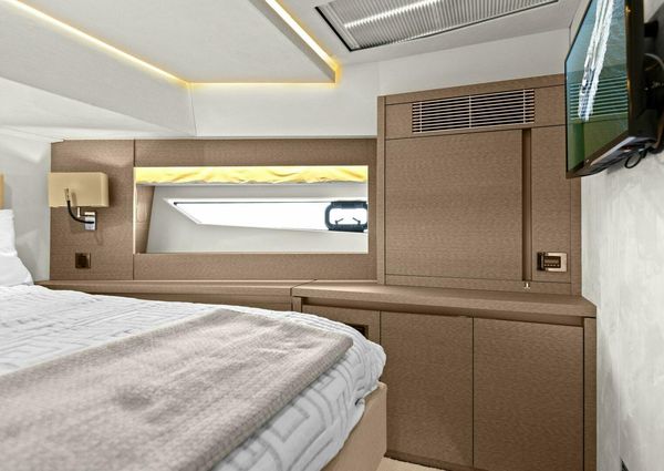 Prestige 630 Flybridge image