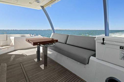 Prestige 630 Flybridge image