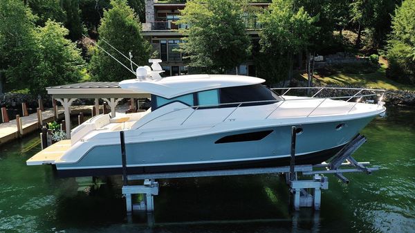 Tiara Yachts C44 Coupe 